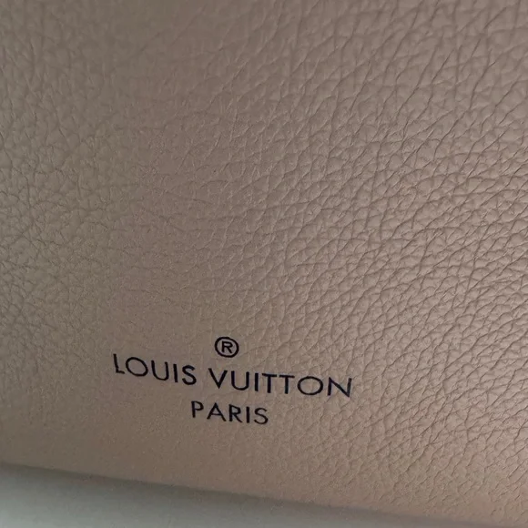 Louis Vuitton On My Side - Picture 2 of 11